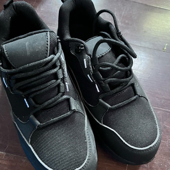 New Women's Size 7.5-8  Black Sneakers Working No slip Sole NEW without Tags - Picture 1 of 4